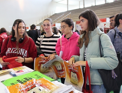 La Diputación de Zamora presenta el VI Congreso Internacional en la Feria de Bienvenida de la USAL.